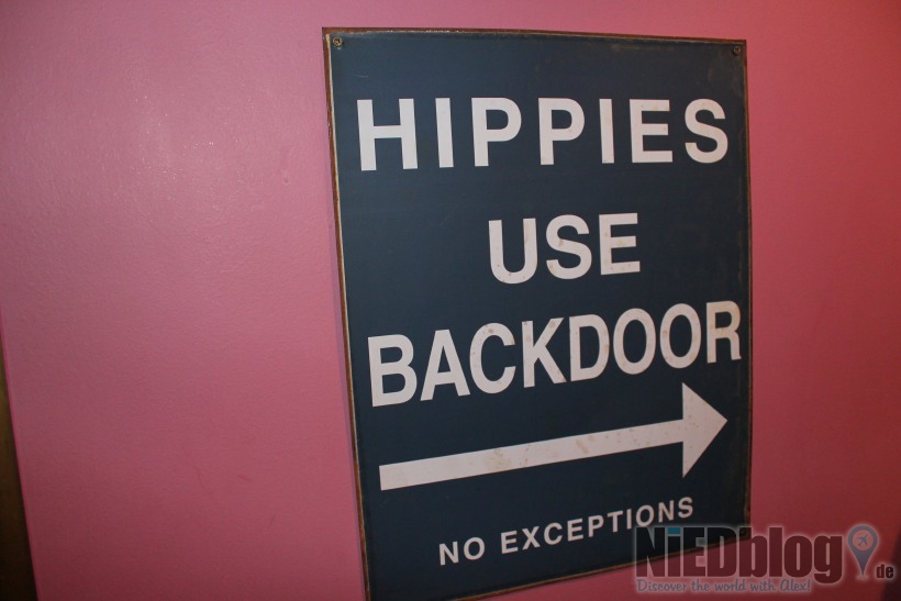 Hippies use backdoor - Schild im Rock Room