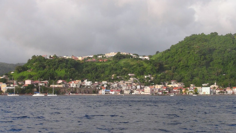 Blick auf Saint-Pierre (Martinique) vom Wasser aus
