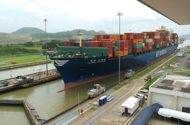Der nächste bitte: Reges Treiben am Panamakanal (Miraflores Locks)