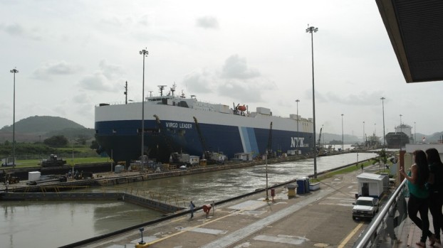 Panamax Auto-Transportschiff am Panamakanal