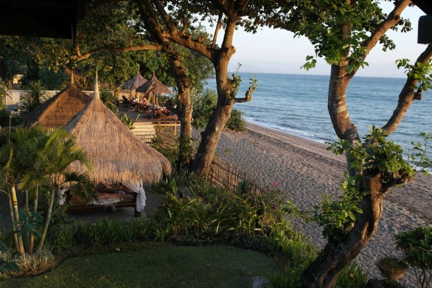 Blick vom Restaurant des Sunset House Lombok in Richtung Pool und Strand
