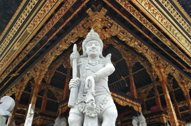 Beeindruckende Hindu-Verzierungen an den Tempelanlagen von Bali