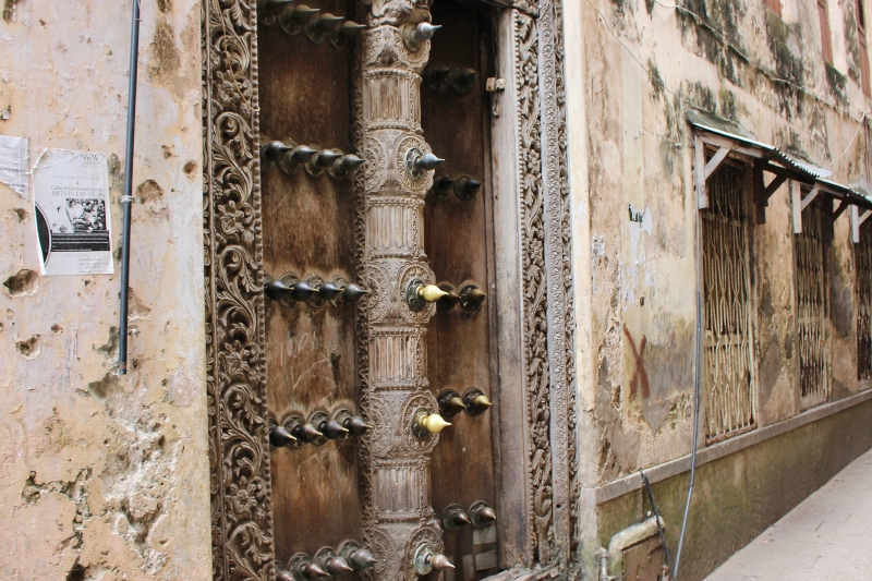 Nach indischem Vorbild wurden die Türen in Stone Town mit Elefantenschutz versehen