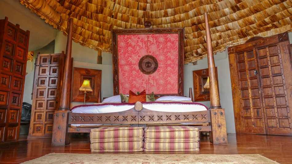 Schlafzimmer unserer Suite (andBeyond Ngorongoro Crater Lodge)“class=
