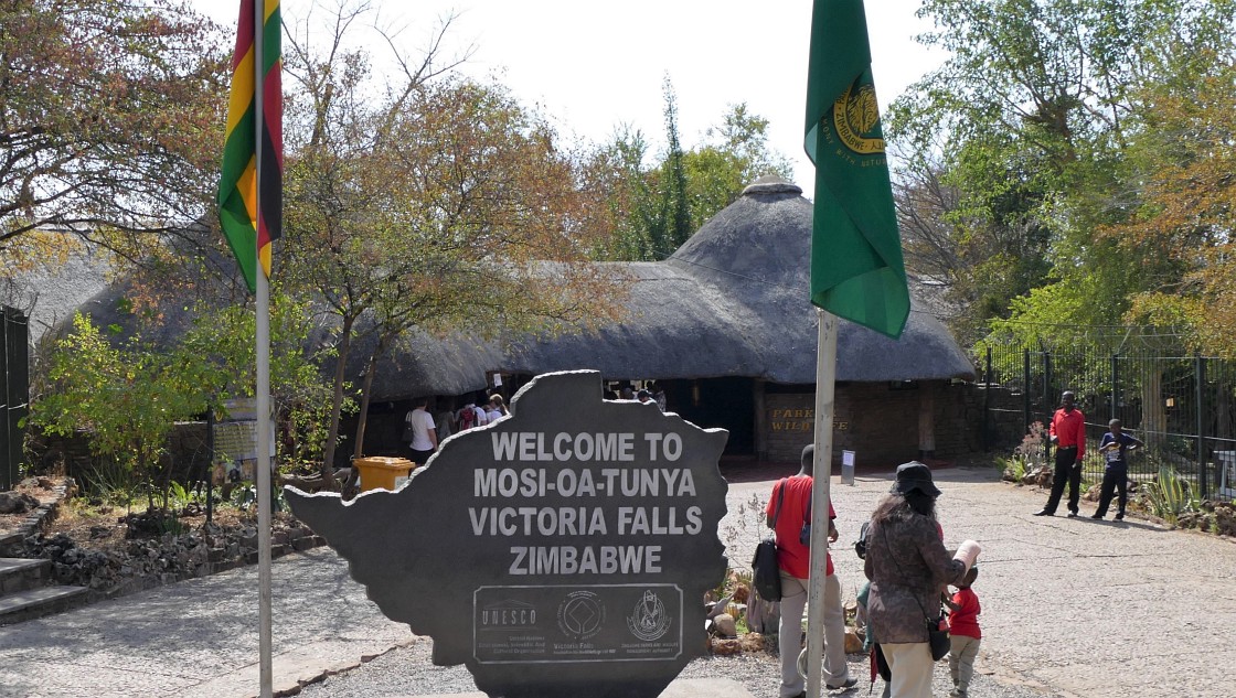 Eingang zum Victoria Falls Nationalpark in Simbabwe“ class=