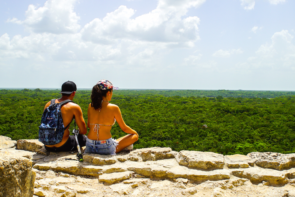 Ein junges Paar genießt die Aussicht an der Maya Stätte
