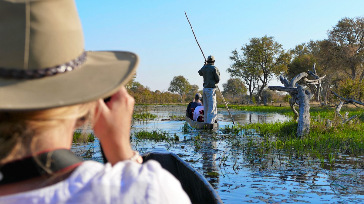 Mokoro Einbaum Kanu mit Poler in Botswana